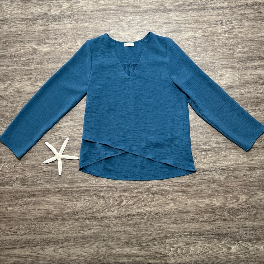 Petite Assembly Women’s Blue V-Neck Textured Blouse, Size Small Petite